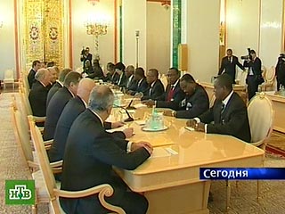 Сегодня в Кремле приняли президента Анголы Жозе Эдуарду душ Сантуша, прибывшего с официальным визитом в Россию. Ангольского лидера порадовали российскими инвестициями в его страну, а президент Владимир Путин наградил его Орденом Дружбы