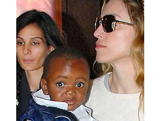 Мадонна, как выяснилось, увела годовалого африканца Дэвида Банду из-под носа другой иностранки, которая собиралась его усыновить