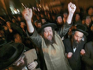 В Иерусалиме минувшей ночью несколько тысяч ультраортодоксальных иудеев устроили массовые акции протеста против гей-парада, проведение которого в Святом городе запланировано на 10 ноября