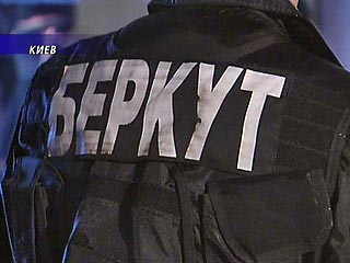 Сайт ЕСМ сообщает, что в драке, в которой задействован киевский "Беркут" (украинский аналог ОМОНа), участвовало около 500 человек. Милиция уже арестовала около 70 человек с обеих сторон