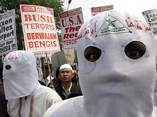 В столице Индонезии Джакарте в субботу активисты радикальных исламских организаций провели массовую антиамериканскую демонстрацию и митинг протеста
