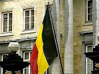 Из-за ошибки или небрежности сотрудников протокольной службы в лондонской резиденции премьера на Даунинг-стрит рядом с британским флагом вместо немецкого "черно-красно-золотого" полотнища развевался бельгийский "черно-желто-красный" триколор