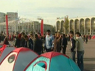 На центральной площади столице Киргизии возобновился массовый митинг сторонников оппозиции