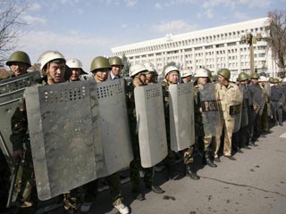 Парламент Киргизии собрался на экстренное заседание, чтобы принять Конституцию 