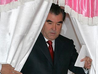 Действующий президент Эмомали Рахмонов с большим отрывом победил на президентских выборах, состоявшихся в Таджикистане в понедельник