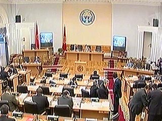В Киргизии во вторник проходит заседание парламента, на котором все депутаты должны определиться, будут ли они подписывать проект новой Конституции