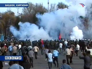 Более 10 тысяч сторонников и противников оппозиции вступили сегодня в столкновение в центре Бишкека