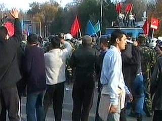 Митинг оппозиционного движения "За реформы!" на центральной площади в Бишкеке оцеплен двойным кольцом солдат внутренних войск МВД Киргизии