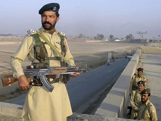 В результате теракта на пакистанской военной базе погибли 36 солдат