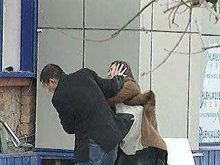 молодой человек на улице ударил по голове одну из женщин тяжелой палкой и похитил у нее 40 тыс. рублей