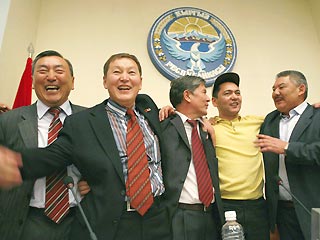 Новая редакция основного закона накануне поздно вечером была одобрена киргизским парламентом подавляющим большинством голосов в первом и сразу же во втором окончательном чтениях