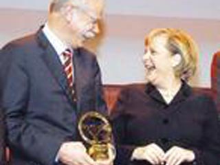 На вручении автомобильной награды "Золотой руль" от газеты Bild am Sonntag канцлер Германии Ангела Меркель призналась, что, когда в молодости в бывшей ГДР она сдавала на права, ей пришлось немного "подмазать"
