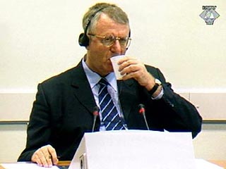 Председатель Сербской радикальной партии (СРС) Воислав Шешель, содержащийся с 2003 года в тюрьме Гаагского трибунала, в пятницу вечером начал голодовку