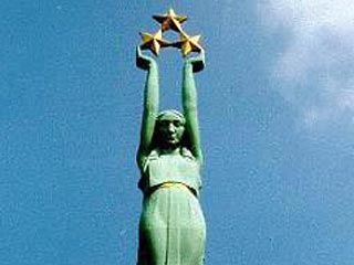 В Латвии задержан подданный Великобритании, который справил нужду у национального символа Латвии - Памятника Свободы, сообщили РИА "Новости" в полиции страны