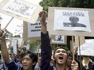 В Индонезии продолжаются акции протеста против визита президента США