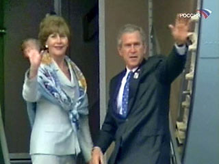 Президент США отправляется в азиатское недельное турне. Во вторник Джордж Буш с супругой вылетают из Вашингтона. В ходе турне глава Белого дома посетит Сингапур, Вьетнам и Индонезию