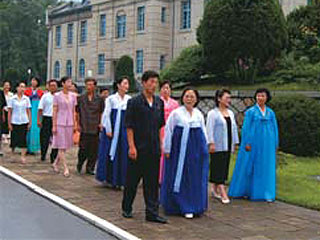 Девушек, которые осмеливаются на замужество с инвалидом войны, северокорейская пропаганда называет "активистами помощи армии"