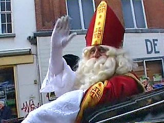 В некоторых кварталах голландских городов, где проживает большинство темнокожих эмигрантов, решено отменить праздник встречи с Санта-Клаусом