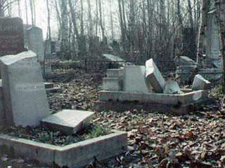 Курская милиция нашла двух школьниц, которые разбили около 20 надгробий на местном кладбище. Ими оказались две девочки 13 и 14 лет, которые пришли на кладбище в компании одноклассников и устроили "погром ради развлечения"