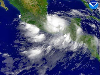 Ураган "Серхио", продвигающийся вдоль тихоокеанского побережья Мексики, вопреки прогнозам, повернул к суше. Стихия, достигшая 2-й категории опасности по 5-балльной шкале Саффира-Симпсона, слегка отклонилась от первоначальной траектории на восток