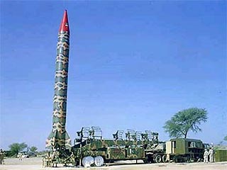 В Пакистане в четверг проведено успешное испытание баллистической ракеты Hatf-V, которая способна нести ядерное оружие, об этом сообщил официальный представитель МИДа страны Тасним Аслам