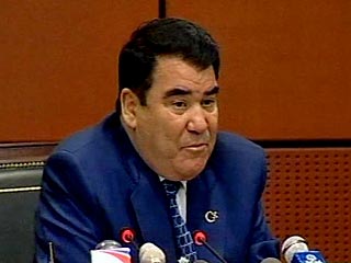 Президент Туркмении Сапармурат Ниязов прошел в пятницу утром плановое медицинское обследование, по итогам которого ему было рекомендовано провести операцию на правом глазу. В феврале 2005 года ему оперировали левый глаз, и вполне успешно