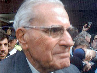 Избранный на высший государственный пост демократическим путем в 1971 году, Хуан Мариа Бордаберри через два года вступил в сговор с военными, распустил парламент и запретил политические партии
