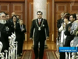 В столице Таджикистана в субботу утром вновь избранный глава государства Эмомали Рахмонов принес присягу, как президент страны