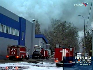 На фабрике-прачечной на севере Москвы, где пожарным до сих пор не удается потушить пожар, обрушилась крыша. Об этом ИТАР-ТАСС сообщили в столичном управлении МЧС