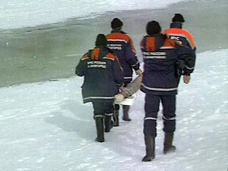 Спасатели ГУ МЧС РФ по Татарстану в воскресенье вечером начали операцию по спасению 13-ти рыбаков, чьи лодки вмерзли в лед на Куйбышевском водохранилище (река Волга) в четырех километрах от берега