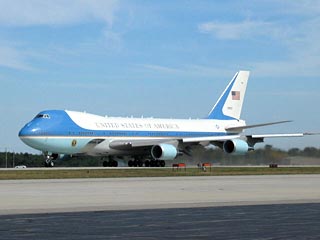 Американскому президенту, гостящему в южновьетнамском городе Хошимин, в понедельник придется пересесть с "Борта номер1" на резервный самолет Джорджа Буша Boeing-757, чтобы долететь до индонезийского острова Ява