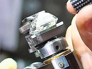 Самый дорогой бриллиант России выставлен на продажу. Необработанный алмаз, добытый в Якутии, весил 68,28 карата, а бриллиант после огранки на смоленской фабрике "Кристалл" стал вполовину легче - 33,64 карата
