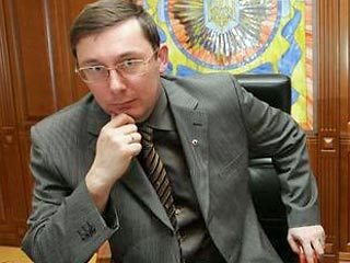 Главу МВД Украины оштрафовали на 2000 рублей за выдачу двух пистолетов и одного звания