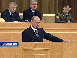 Президент РФ Владимир Путин провел в Кремле Всероссийское координационное совещание руководителей правоохранительных органов, где посоветовал чиновникам жить на одну зарплату