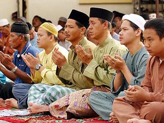 Любой малаец, родившийся на территории страны, автоматически считается мусульманином