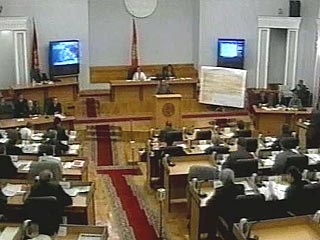 В парламенте Киргизии в пятницу произошла потасовка между экс-спикером Омурбеком Текебаевым и нынешним председателем законодательного органа Маратом Султановым