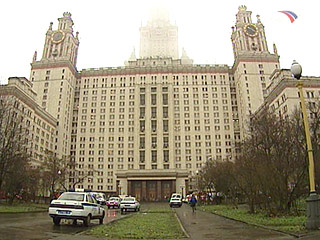 В ходе проверки общежития в главном здании МГУ, где рано утром в субботу прогремел взрыв, милиция обнаружила предмет, напоминающий взрывное устройство