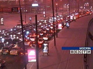 На некоторых дорогах Москвы в понедельник вечером наблюдались многокилометровые пробки