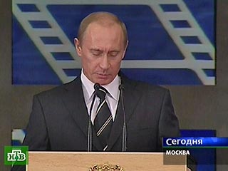 Путин отметил важность независимых СМИ и наградил работников государственных