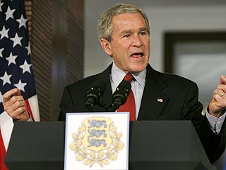 Буш пообещал эстонцам безвизовый въезд в США и улетел в Ригу на саммит НАТО