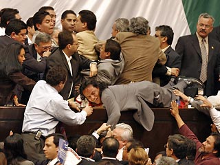 Трибуна нижней палаты парламента Мексики во вторник превратилась в место для потасовок между левыми депутатами и их коллегами-консерваторами