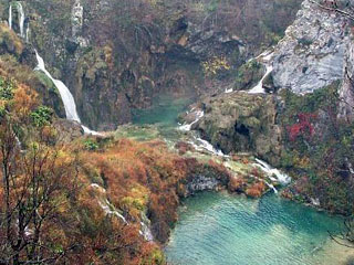 В Хорватии автомобилисту удалось уцелеть после падения в ущелье с высоты более двухсот метров