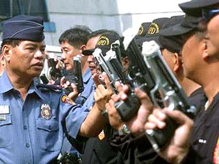 Национальная полиция Филиппин ведет расследование преступления полицейского доктора Ренато Поскабло, который открыл стрельбу после того, как его понизили в должности