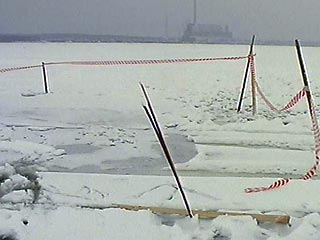Один человек погиб в результате ЧП с автомашиной на льду Братского водохранилища в Иркутской области