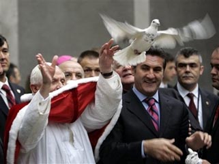 Папа выпустил в небо над Стамбулом голубей мира