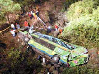 На Тайване автобус упал в ущелье: 22 погибших, 24 раненых