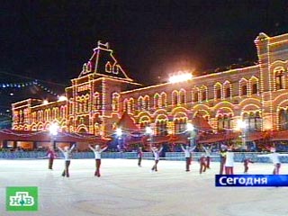 С понедельника в Москве работает крупнейший в Европе открытый каток, который расположился на Красной площади, заняв при этом десятую ее часть