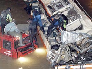 В результате дорожно-транспортного происшествия близ болгарского города Бяла пассажирский автобус и грузовой автомобиль упали с моста в реку Янтра