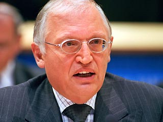 В Европе не утихает скандал вокруг высокопоставленного комиссара ЕС по расширению, немца Гюнтера Ферхойгена, которого засняли голым на пляже вместе с коллегой