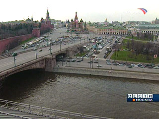 Как и ожидали метеорологи, погода в Москве сегодня вновь побила рекорд. По данным Гидрометеобюро Москвы и Московской области, утром столбики термометров метеостанции на ВВЦ поднялись до отметки 6,4 градуса тепла